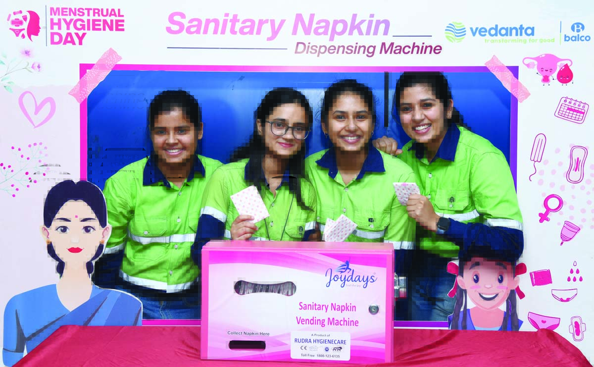 माहवारी स्वच्छता दिवस पर बालको  द्वारा सैनिटरी नैपकिन वितरण मशीन