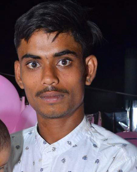 रॉड उठाते करंट से युवक की मौत, परिजनों का थाने में प्रदर्शन रॉड उठाते करंट से युवक की मौत, परिजनों का थाने में प्रदर्शन