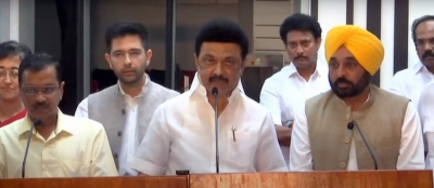 सीएम केजरीवाल चेन्नई जाकर एमके स्टालिन से मिले, अध्यादेश के मुद्दे पर समर्थन मांगा सीएम केजरीवाल चेन्नई जाकर एमके स्टालिन से मिले, अध्यादेश के मुद्दे पर समर्थन मांगा