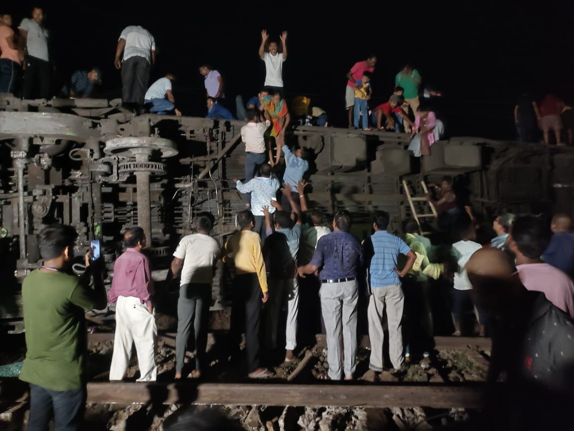 बालासोर ट्रेन हादसा, ख़ौफ़नाक मंज़र चश्मदीदों ने बताया बालासोर ट्रेन हादसा, ख़ौफ़नाक मंज़र चश्मदीदों ने बताया