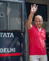 दिल्ली उच्च न्यायालय से अंतरिम राहत मिलने के बाद बीमार पत्नी से मिलने अपने आवास पहुंचे सिसोदिया
