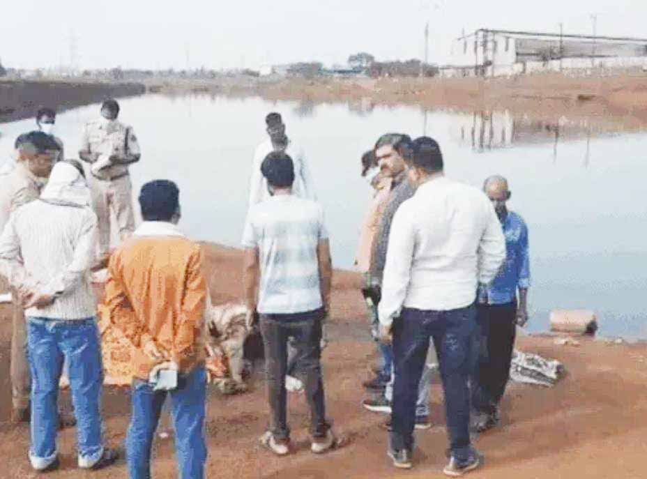 हत्या कर स्कूटी समेत तालाब में फेंके लापता की लाश, संदिग्धों से पूछताछ हत्या कर स्कूटी समेत तालाब में फेंके लापता की लाश, संदिग्धों से पूछताछ