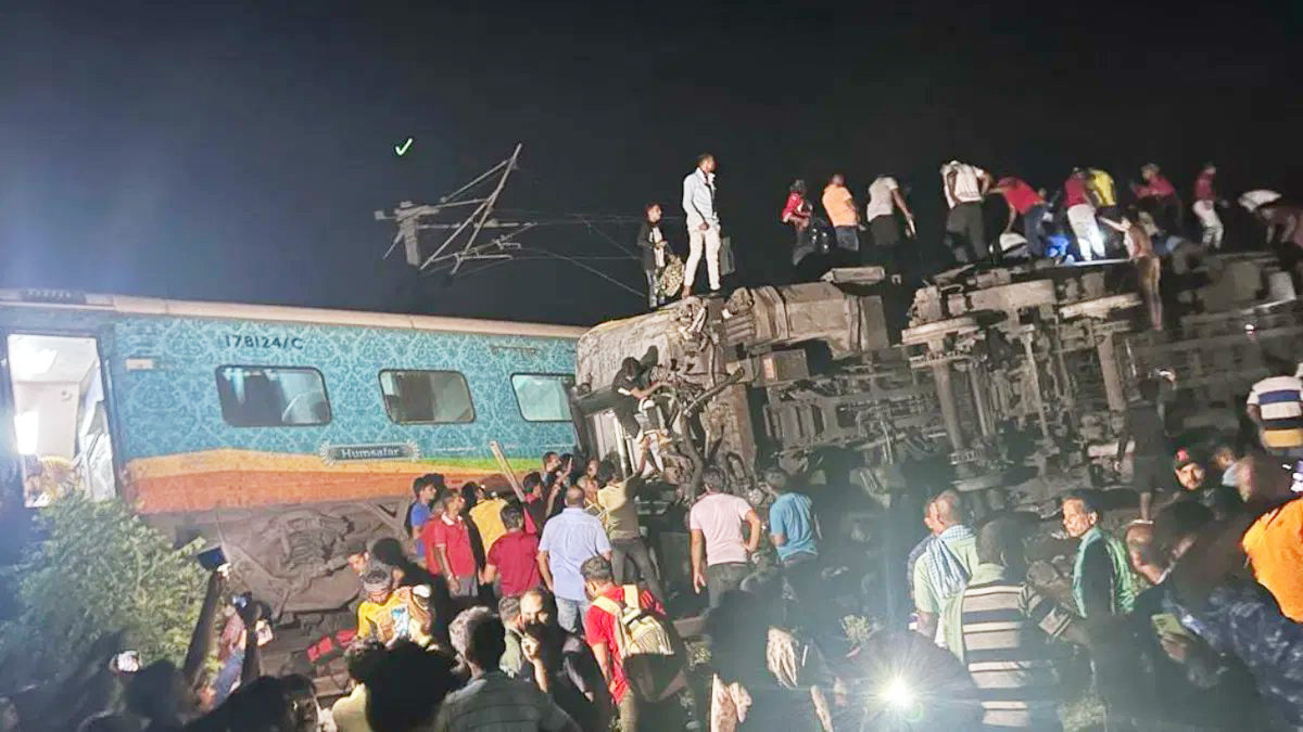 ओडिशा रेल हादसा : 1,200 प्रभावित यात्रियों को लेकर हावड़ा पहुंचेंगी दो ट्रेन ओडिशा रेल हादसा : 1,200 प्रभावित यात्रियों को लेकर हावड़ा पहुंचेंगी दो ट्रेन