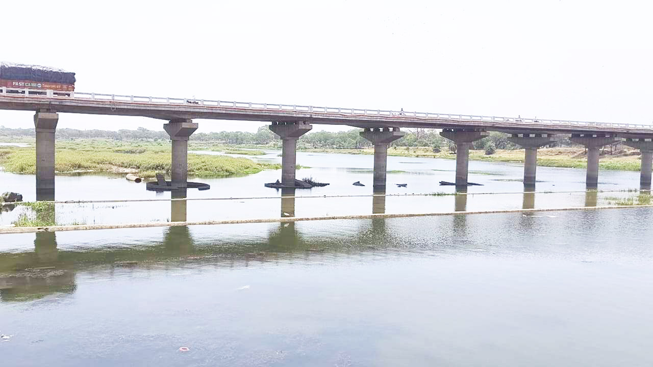 मोहारा एनीकट से पानी बहाने वालों पर एफआईआर