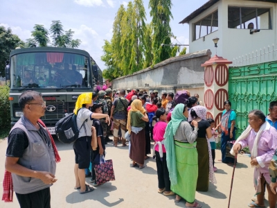 मणिपुर में हिंसा खत्म करने की कवायद में महिलाएं आगे मणिपुर में हिंसा खत्म करने की कवायद में महिलाएं आगे