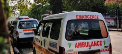 कर्नाटक में शव ले जा रही एंबुलेंस के खड़े ट्रक से टकराने से तीन की मौत कर्नाटक में शव ले जा रही एंबुलेंस के खड़े ट्रक से टकराने से तीन की मौत
