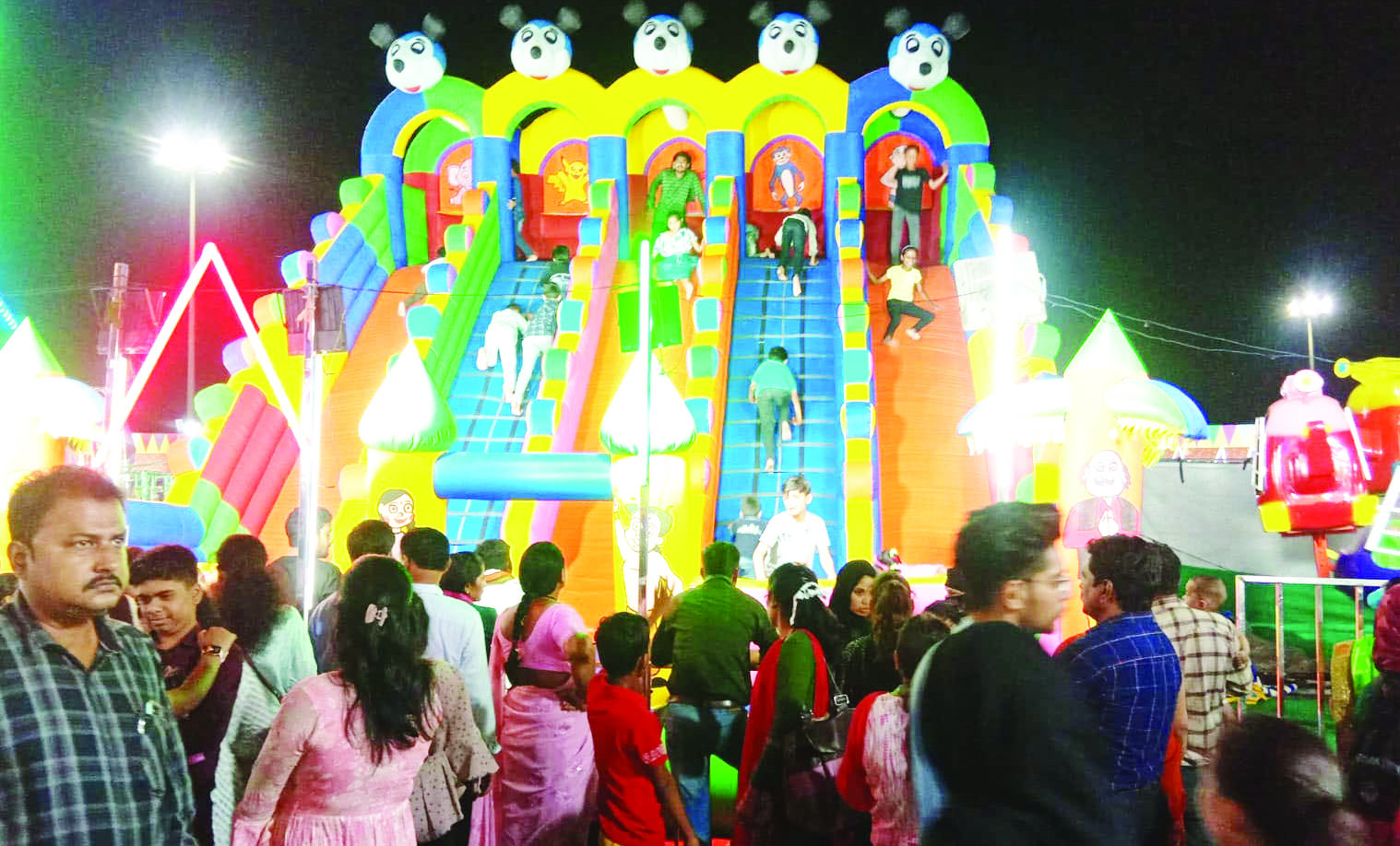  बच्चों और युवाओं के लिए झूलों का आनंद, वृद्धों के लिए शॉपिंग के पर्याप्त विकल्प आकर्षक डिज्नीलैंड फन मेला में