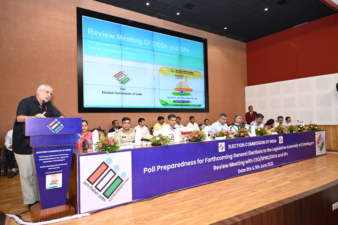 छत्तीसगढ़ में चुनावी तैयारियों को परखा आयोग ने छत्तीसगढ़ में चुनावी तैयारियों को परखा आयोग ने