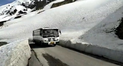 मनाली होते हुए देश की सबसे अधिक ऊंचाई वाली बस सेवा फिर से शुरू मनाली होते हुए देश की सबसे अधिक ऊंचाई वाली बस सेवा फिर से शुरू