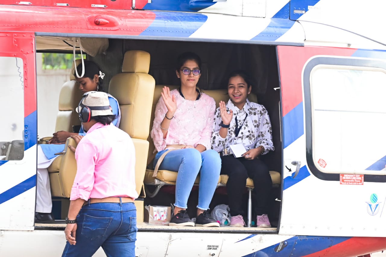 मेघावी विद्यार्थी हैलीकॉप्टर सैर पर निकले मेघावी विद्यार्थी हैलीकॉप्टर सैर पर निकले