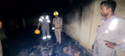 अपॉर्टमेंट के बेसमेंट में लगी आग, छत पर जाकर लोगों ने बचाई जान अपॉर्टमेंट के बेसमेंट में लगी आग, छत पर जाकर लोगों ने बचाई जान
