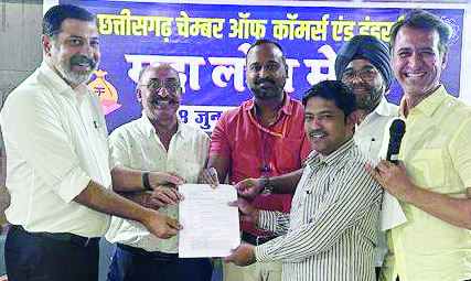 व्यपारियों एवं हितग्राहियों को प्रधानमंत्री मुद्रा लोन योजना का लाभ देने चेंबर द्वारा मेला आयोजित