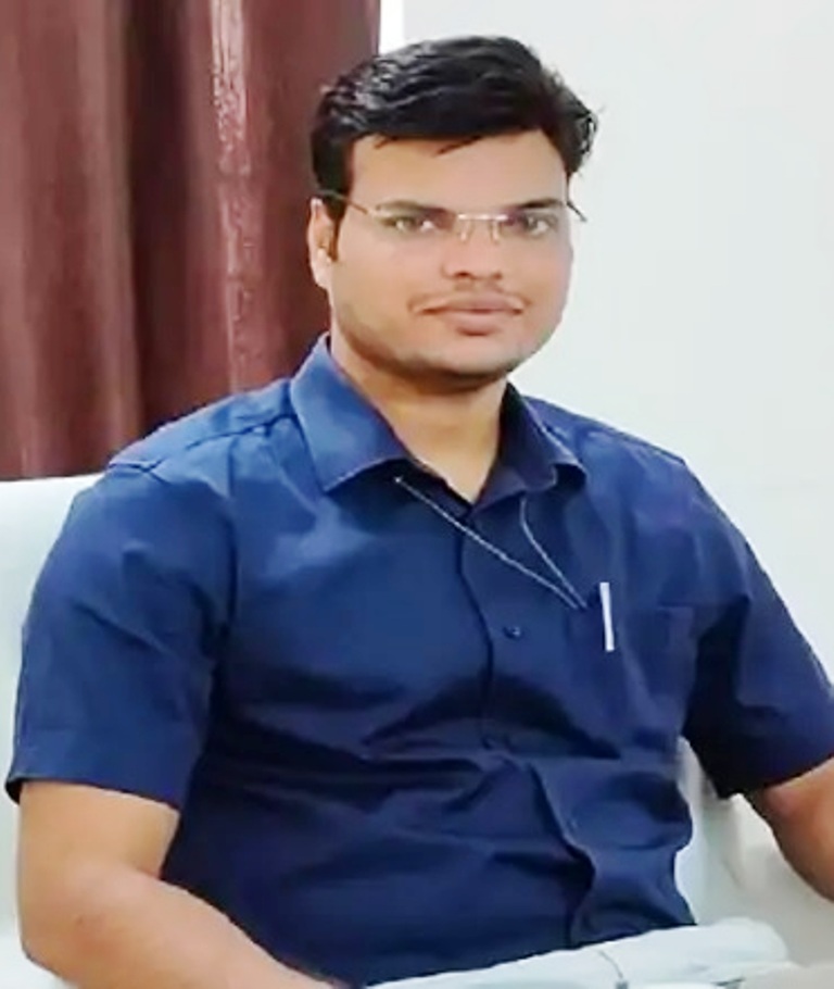 बेकाबू कार एनएच के खंभे से टकराई, युवा आबकारी अधिकारी की मौत, पत्नी घायल बेकाबू कार एनएच के खंभे से टकराई, युवा आबकारी अधिकारी की मौत, पत्नी घायल
