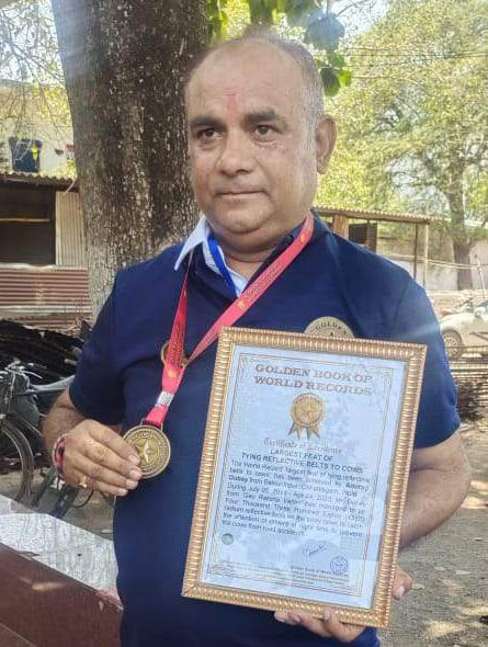 10 बरस से गायों को रेडियम बेल्ट पहनाकर हादसे से बचा रहे कोरिया के अनुराग 10 बरस से गायों को रेडियम बेल्ट पहनाकर हादसे से बचा रहे कोरिया के अनुराग