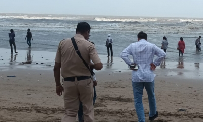 मुंबई के जुहू में चार नाबालिक लड़के डूबे, दो का शव बरामद मुंबई के जुहू में चार नाबालिक लड़के डूबे, दो का शव बरामद