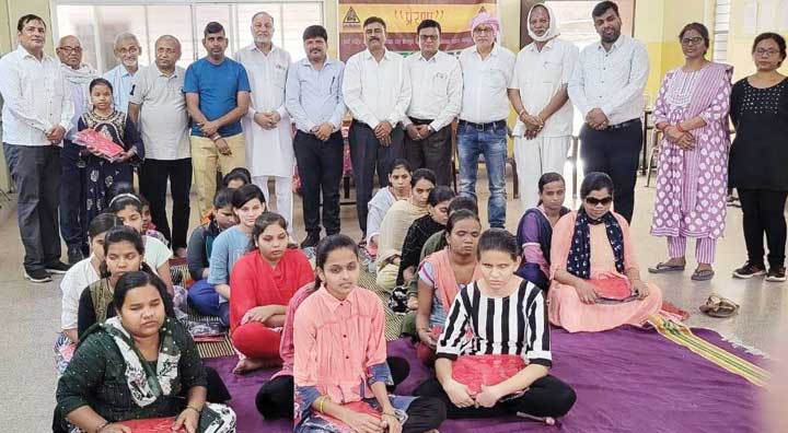 सराफा एसो. द्वारा नेत्रहीन बच्चों को स्कूल ड्रेस