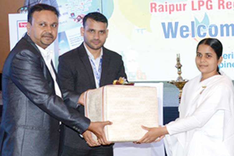 परिस्थितियां सिखाने के लिए आती हैं इसलिए तनाव में न आएं-दीक्षा दीदी