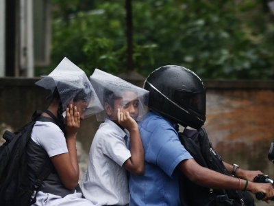 तमिलनाडु में भारी बारिश के चलते 6 जिलों के स्कूलों में छुट्टी घोषित तमिलनाडु में भारी बारिश के चलते 6 जिलों के स्कूलों में छुट्टी घोषित
