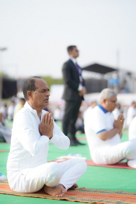 मप्र के स्कूलों में योग शिक्षा होगी अनिवार्य : शिवराज मप्र के स्कूलों में योग शिक्षा होगी अनिवार्य : शिवराज