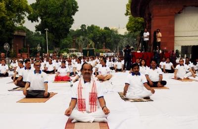 योग किसी पंथ या समूह विशेष का नहीं, समस्त मानवता की अनमोल विरासत है: लोकसभा अध्यक्ष योग किसी पंथ या समूह विशेष का नहीं, समस्त मानवता की अनमोल विरासत है: लोकसभा अध्यक्ष