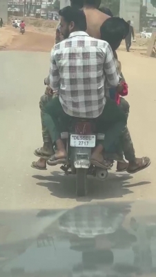एक बाइक पर छह लोग कर रहे थे हुड़दंग, पुलिस ने काटा 19 हजार का चालान एक बाइक पर छह लोग कर रहे थे हुड़दंग, पुलिस ने काटा 19 हजार का चालान