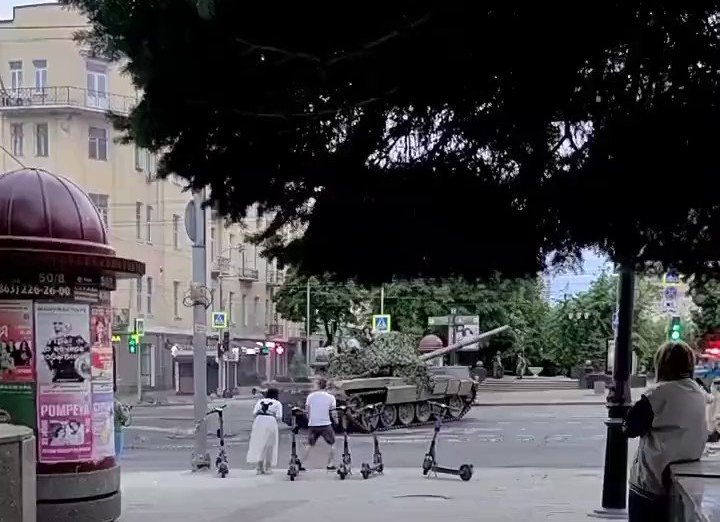 मॉस्को की सड़कों पर टैंक, रूस में बगावत का खतरा