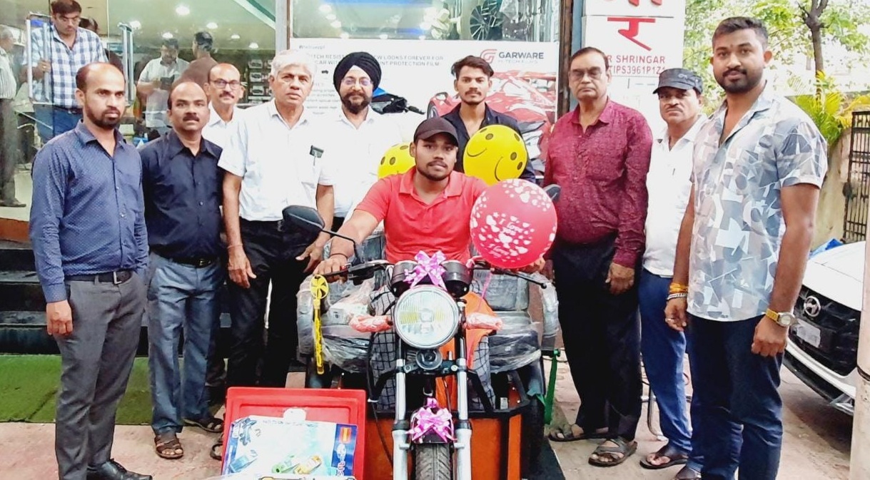 व्यवसाय वृद्धि हेतु चरामेति फाउंडेशन ने दिव्यांग पिंटूराम को दी इलेक्ट्रिक स्कूटर
