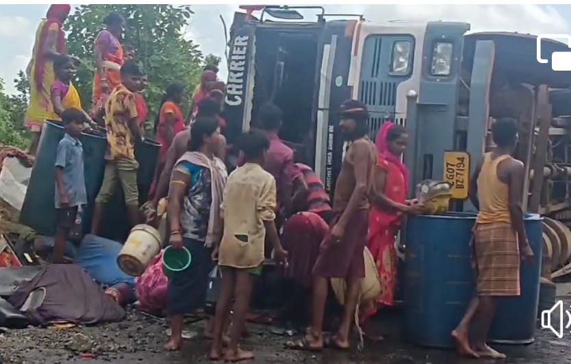 डीजल से भरा टैंकर पलटा, ग्रामीण में लूटने मची होड़ डीजल से भरा टैंकर पलटा, ग्रामीण में लूटने मची होड़
