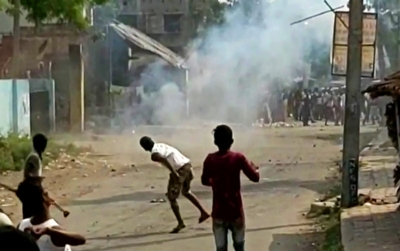 राज्यपाल के दौरे के एक दिन बाद बंगाल के दक्षिण 24 परगना के कुछ हिस्सों में हिंसा राज्यपाल के दौरे के एक दिन बाद बंगाल के दक्षिण 24 परगना के कुछ हिस्सों में हिंसा