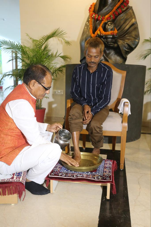 सीधी में हैवानियत के शिकार युवक के सीएम शिवराज ने धोए पैर, मांगी माफी सीधी में हैवानियत के शिकार युवक के सीएम शिवराज ने धोए पैर, मांगी माफी