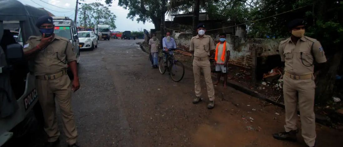 मध्य प्रदेश में आदिवासी पर किया पेशाब