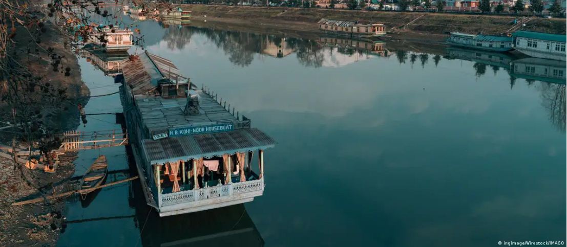 कश्मीर में सरकार द्वारा जमीन देने की योजना पर विवाद