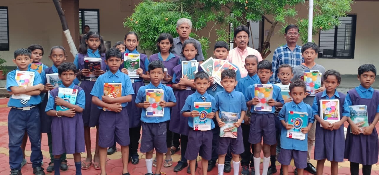 चरामेति ने लेखन सामग्री का किया वितरण, 200+ बच्चे हुए लाभान्वित