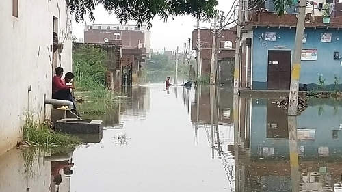 गाजियाबाद की दौलत नगर कॉलोनी में सैकड़ों लोग अपने घरों में फंसे, पांच से 12 फुट तक पानी में मकान गाजियाबाद की दौलत नगर कॉलोनी में सैकड़ों लोग अपने घरों में फंसे, पांच से 12 फुट तक पानी में मकान