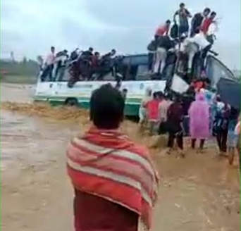 शिमला बाईपास के रामगढ़ में रपटे के तेज बहाव में अटकी बस, बमुश्किल बची लोगों की जान शिमला बाईपास के रामगढ़ में रपटे के तेज बहाव में अटकी बस, बमुश्किल बची लोगों की जान