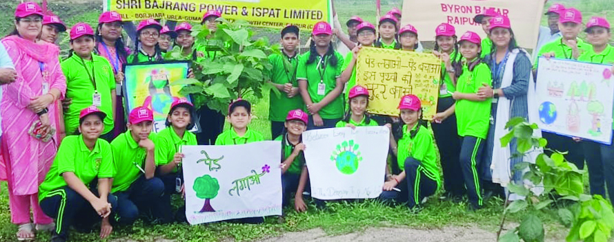 होलीक्रास विद्यार्थियों ने रोपे पौधे