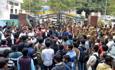 छात्र की मौत के बाद इलाहाबाद यूनिवर्सिटी में तनाव छात्र की मौत के बाद इलाहाबाद यूनिवर्सिटी में तनाव