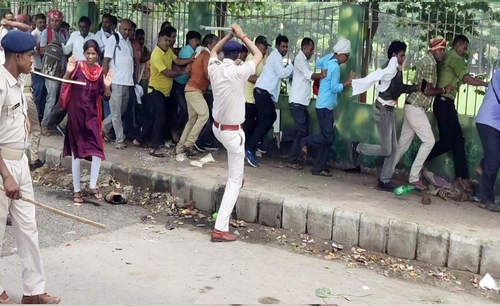 पटना विरोध मार्च में भाग लेने पर तीन शिक्षक निलंबित पटना विरोध मार्च में भाग लेने पर तीन शिक्षक निलंबित