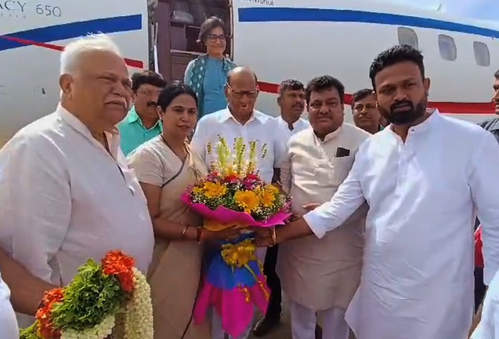 विपक्षी दलों की बैठक के लिए शरद पवार पहुंचे बेंगलुरु विपक्षी दलों की बैठक के लिए शरद पवार पहुंचे बेंगलुरु