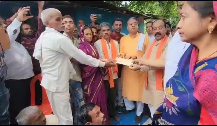 देखें VIDEO : बिरनपुर में मृत भुनेश्वर साहू के  परिजनों को भाजपा ने दिए 11 लाख