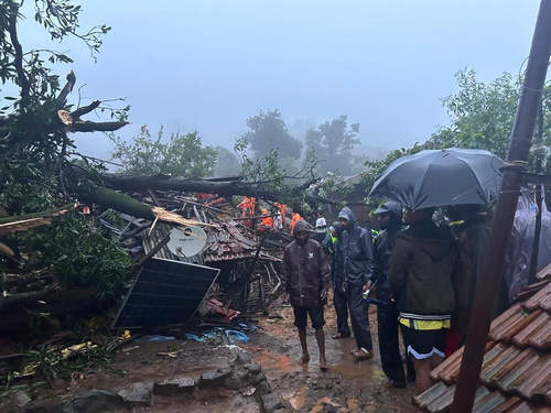 रायगढ़ पहाड़ी पर भूस्खलन में बचावकर्मी सहित सात की मौत, 80 अन्य अभी भी फंसे रायगढ़ पहाड़ी पर भूस्खलन में बचावकर्मी सहित सात की मौत, 80 अन्य अभी भी फंसे