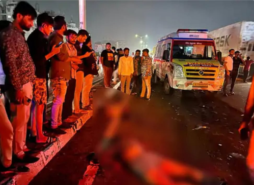 अहमदाबाद में भीड़ पर चढ़ी तेज़ रफ़्तार जगुआर कार, नौ की मौत अहमदाबाद में भीड़ पर चढ़ी तेज़ रफ़्तार जगुआर कार, नौ की मौत