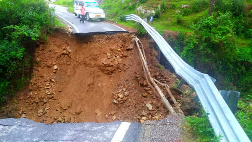 एनएच 109 का बड़ा हिस्सा क्षतिग्रस्त, गैरसैंण से कर्णप्रयाग का संपर्क टूटा एनएच 109 का बड़ा हिस्सा क्षतिग्रस्त, गैरसैंण से कर्णप्रयाग का संपर्क टूटा