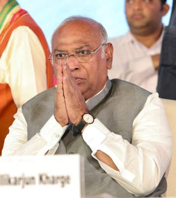 81 साल के होने पर खड़गे को पीएम, राहुल, प्रियंका ने दी बधाई 81 साल के होने पर खड़गे को पीएम, राहुल, प्रियंका ने दी बधाई