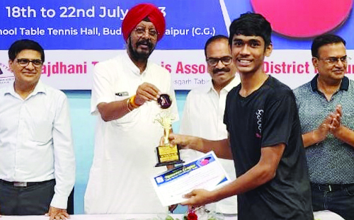 सीनियर पुरुष वर्ग में विशाल  विजेता 