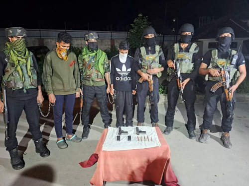 जम्मू-कश्मीर के बारामूला में लश्कर के दो सहयोगी आतंकी गिरफ्तार जम्मू-कश्मीर के बारामूला में लश्कर के दो सहयोगी आतंकी गिरफ्तार
