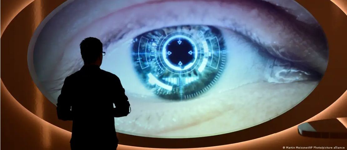मुफ्त क्रिप्टो करंसी के लिए आंखें स्कैन करवा रहे हैं लोग