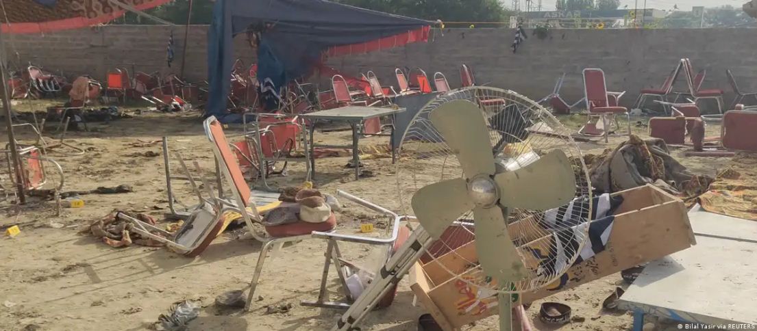 पाकिस्तान: बम धमाके में 46 की मौत, इस्लामिक स्टेट पर संदेह