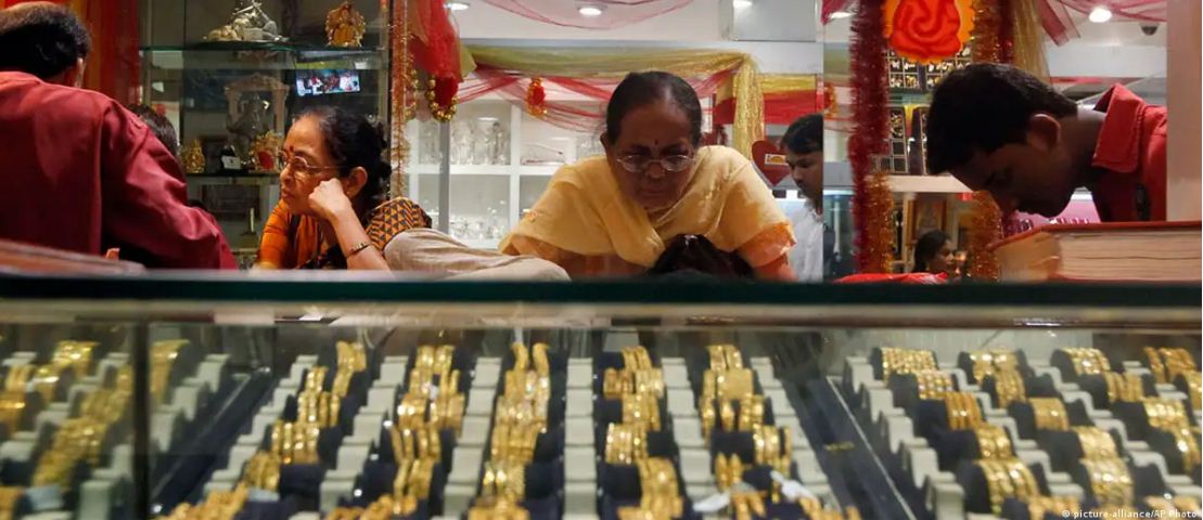 सोना खरीदने से क्यों हिचक रहे भारतीय ग्राहक