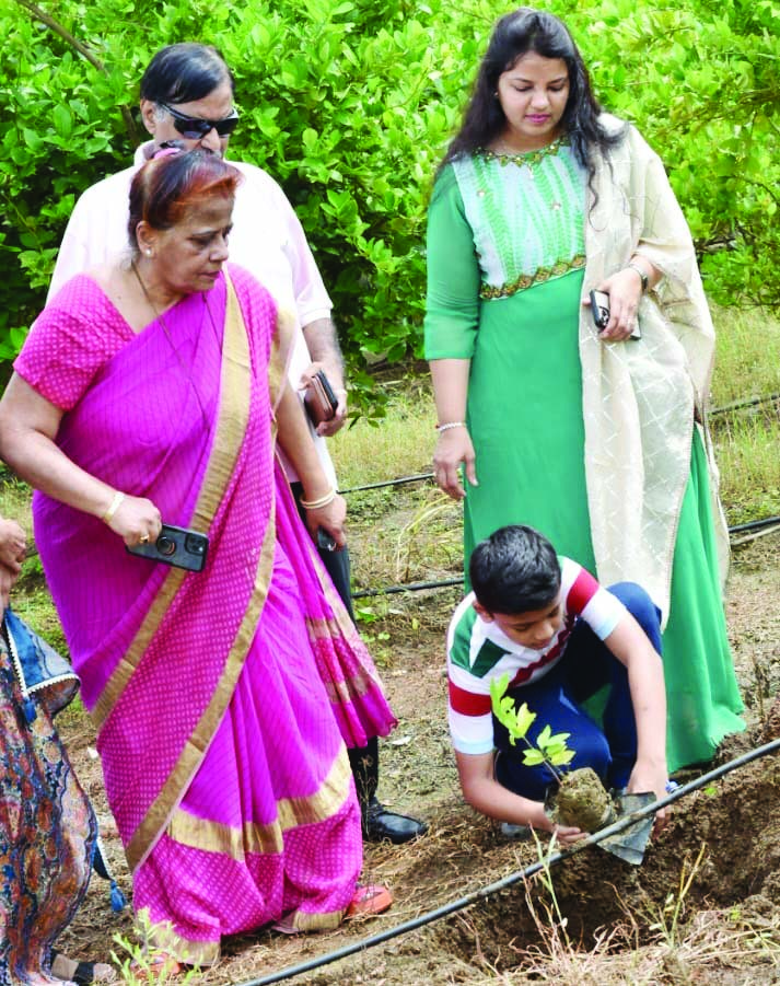 वृक्षारोपण का महत्व और पर्यावरण प्रतिबद्धता समझाने एटी ग्रुप ने अभनपुर में लगाए 250 पौधे